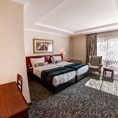 Courtyard Hotel Sandton Johannesburg Exterior photo