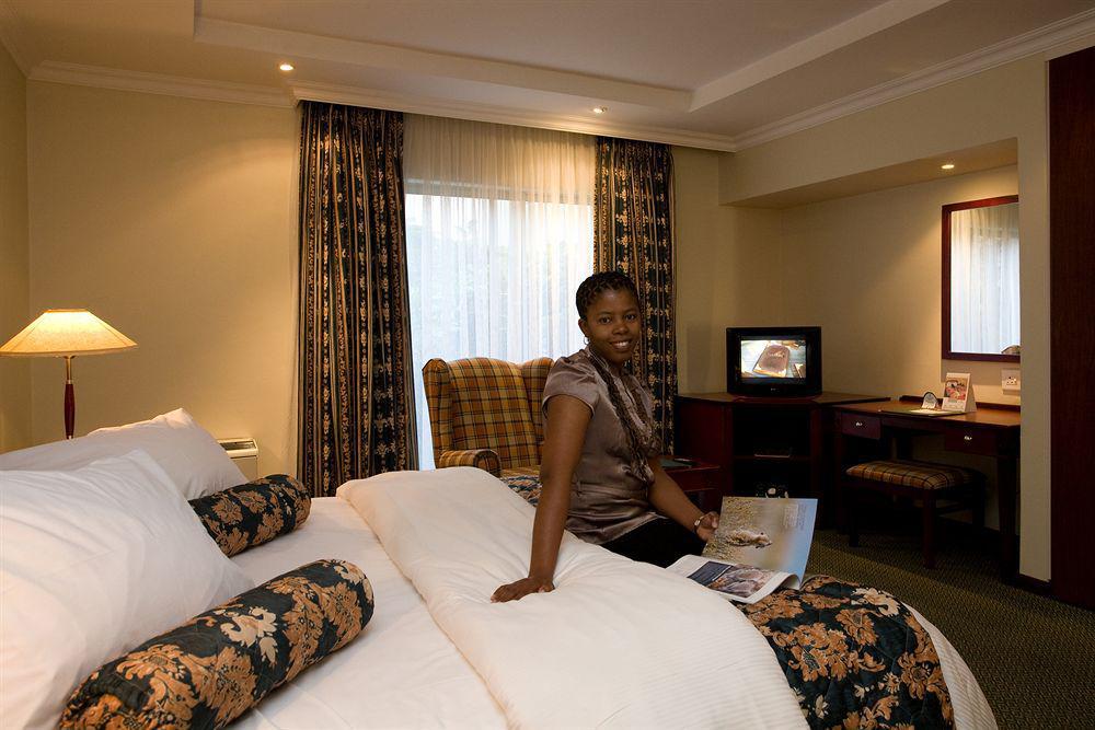 Courtyard Hotel Sandton Johannesburg Exterior photo