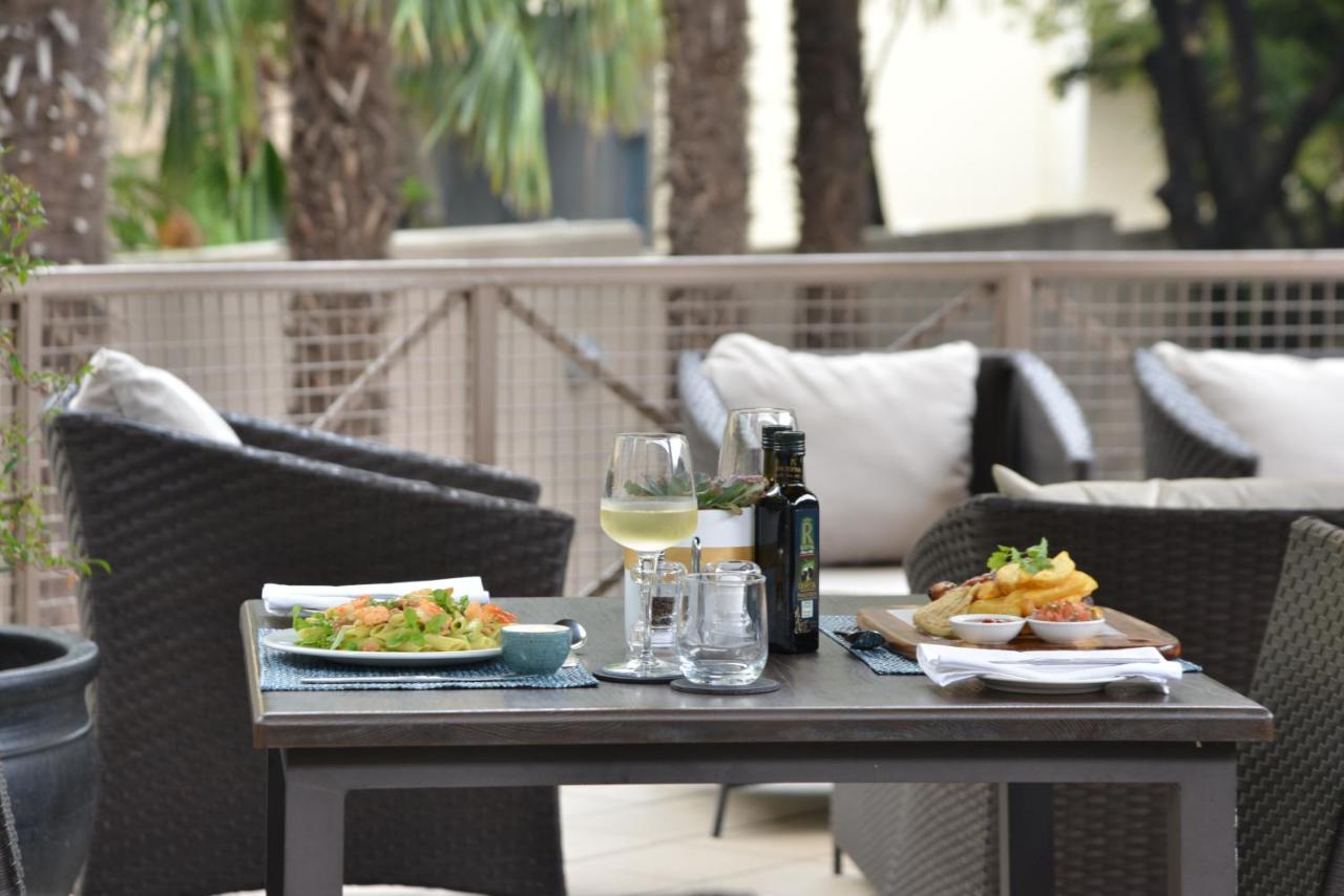 Courtyard Hotel Sandton Johannesburg Exterior photo